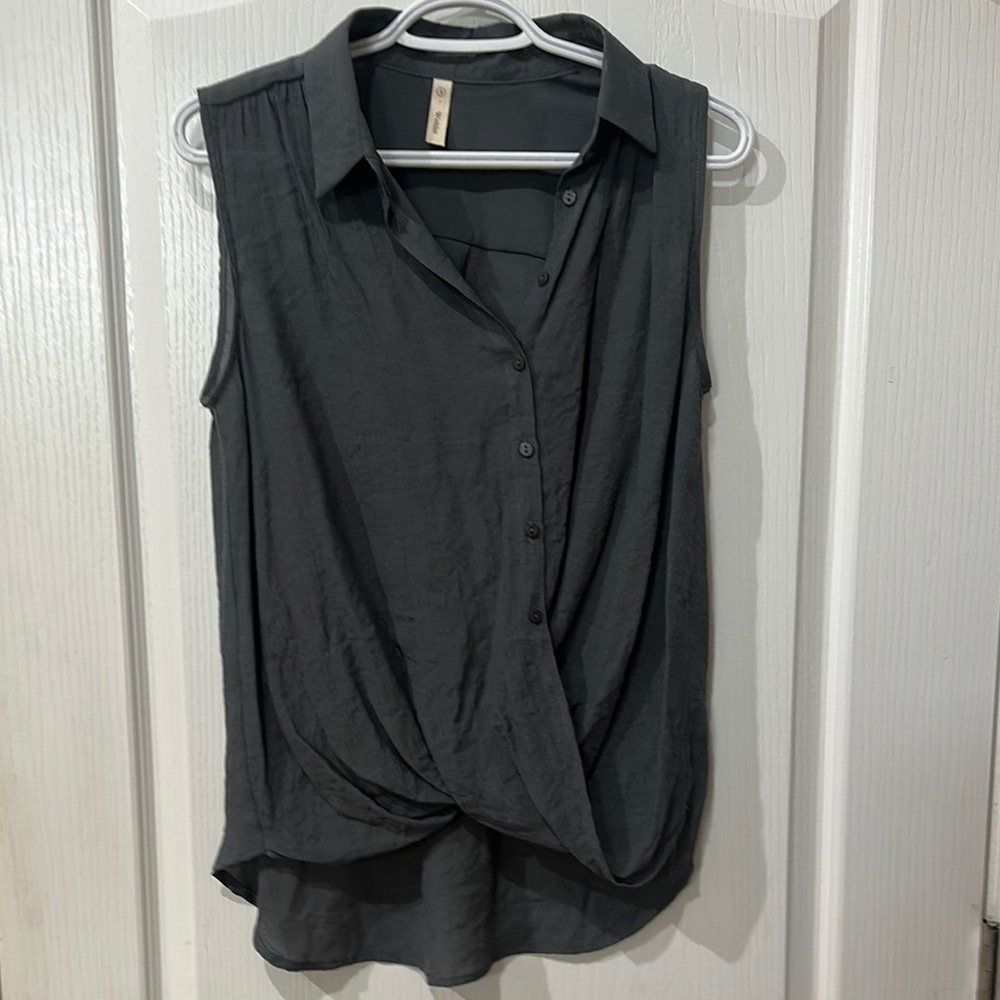 Wishlist size small button up twisted front high low sleeveless gray top